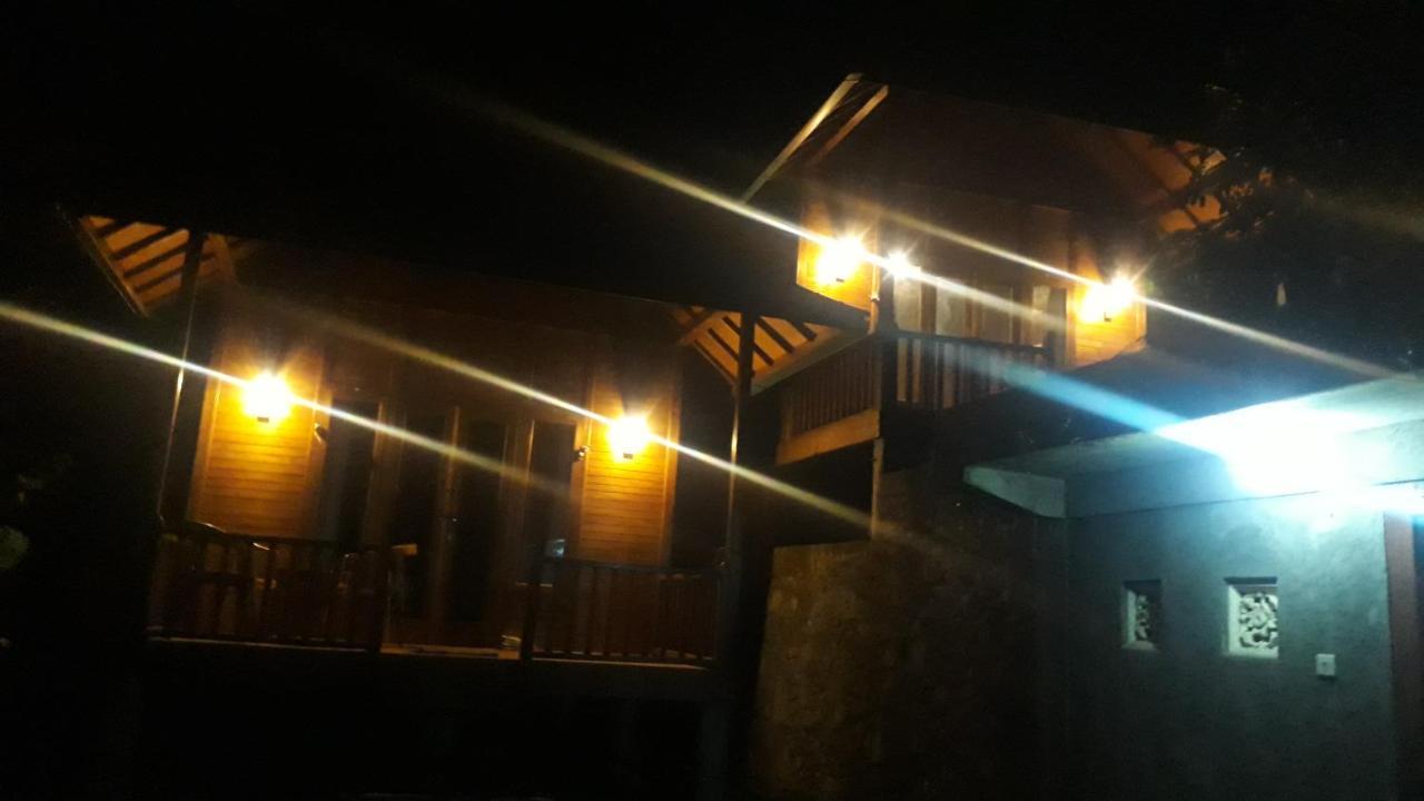 Uma D'Nyuh Homestay Singaraja Esterno foto