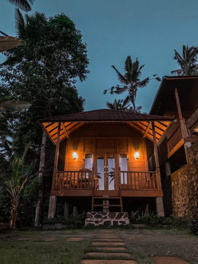 Uma D'Nyuh Homestay Singaraja Esterno foto