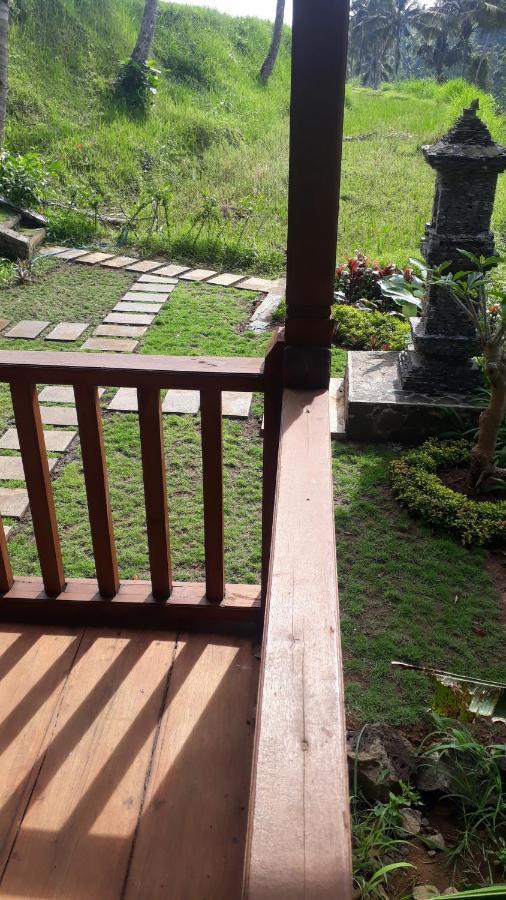 Uma D'Nyuh Homestay Singaraja Esterno foto