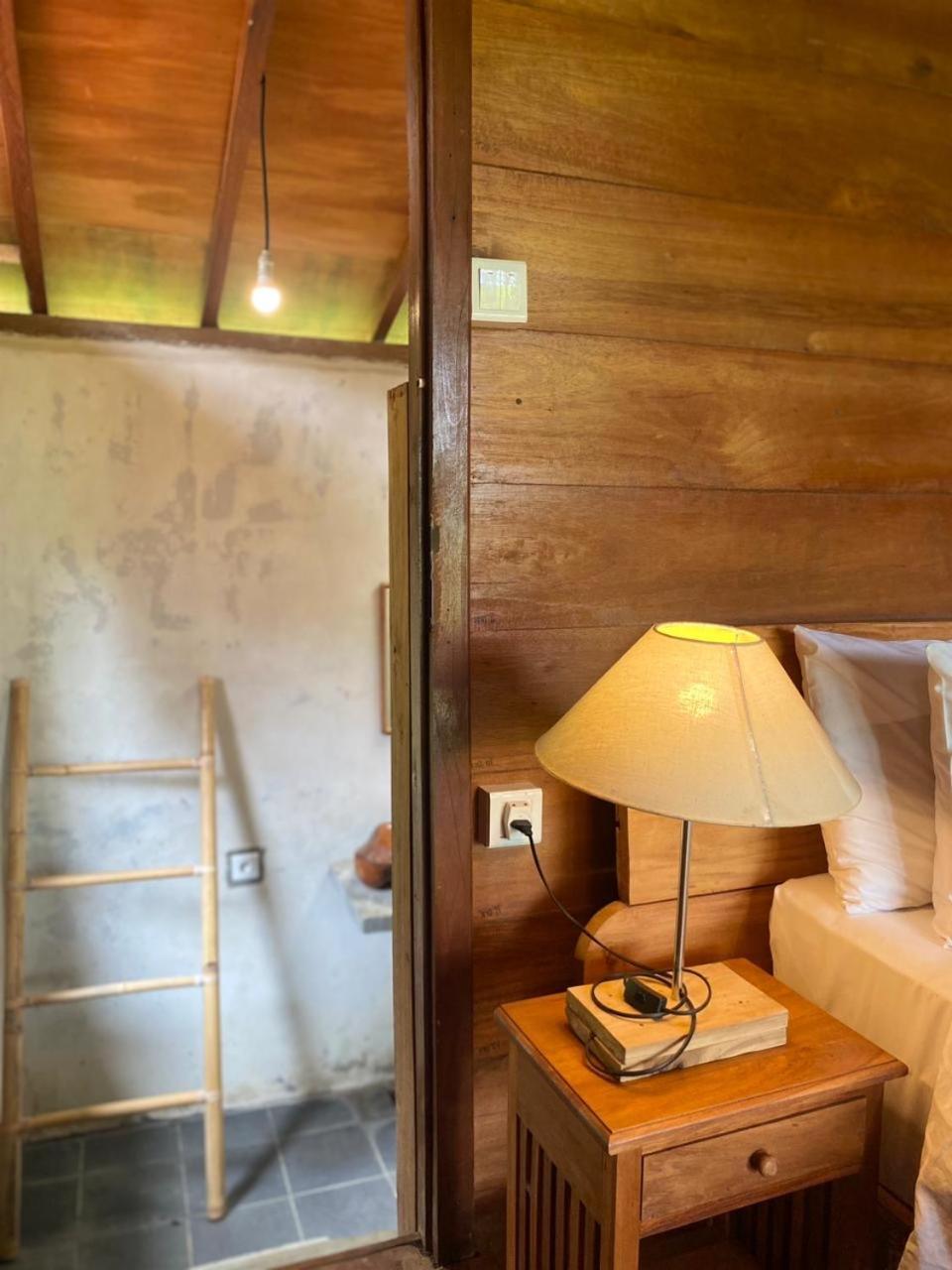Uma D'Nyuh Homestay Singaraja Esterno foto