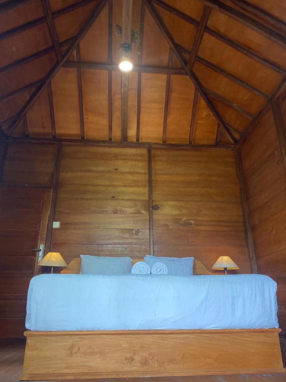 Uma D'Nyuh Homestay Singaraja Esterno foto