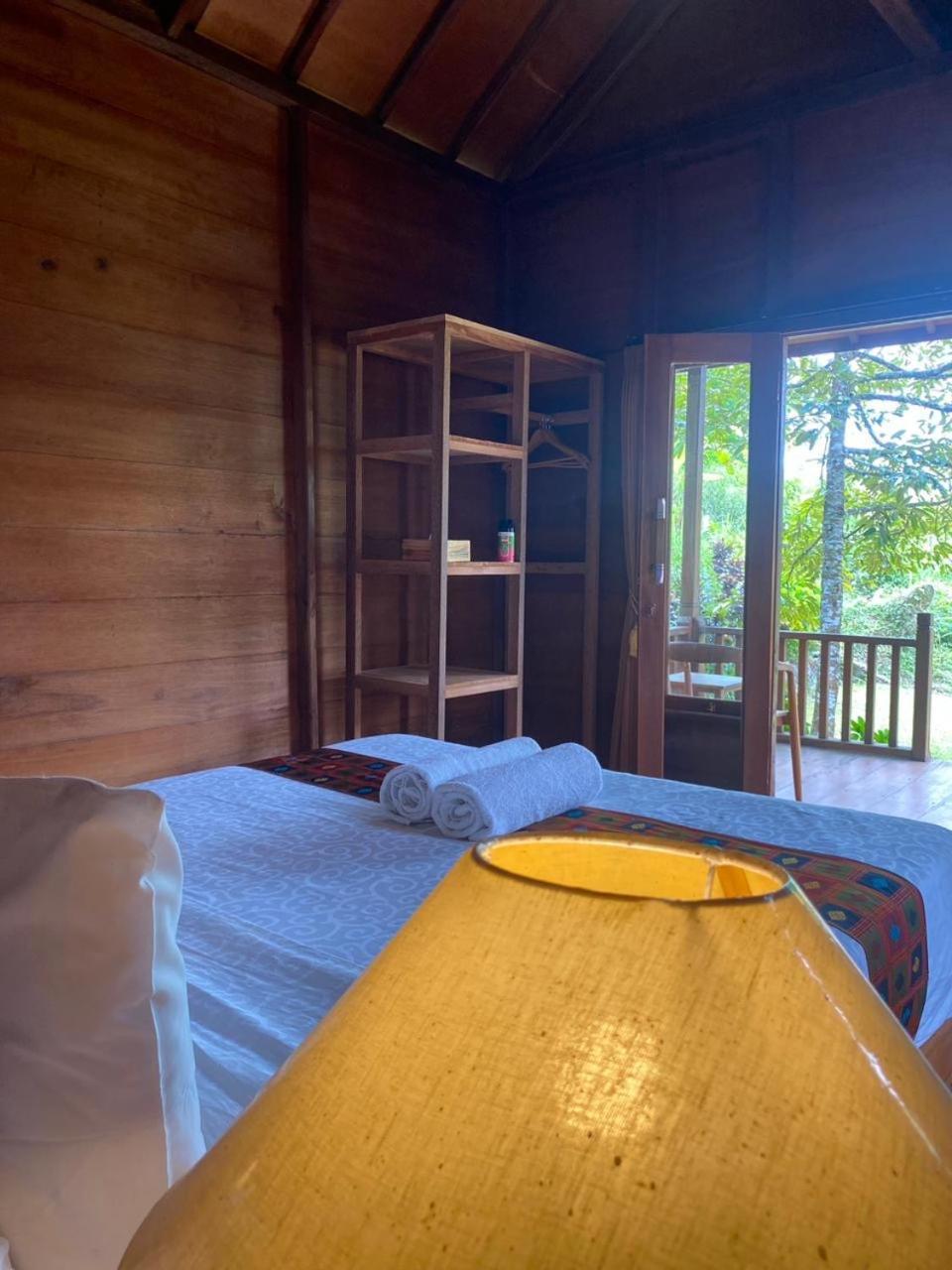 Uma D'Nyuh Homestay Singaraja Esterno foto
