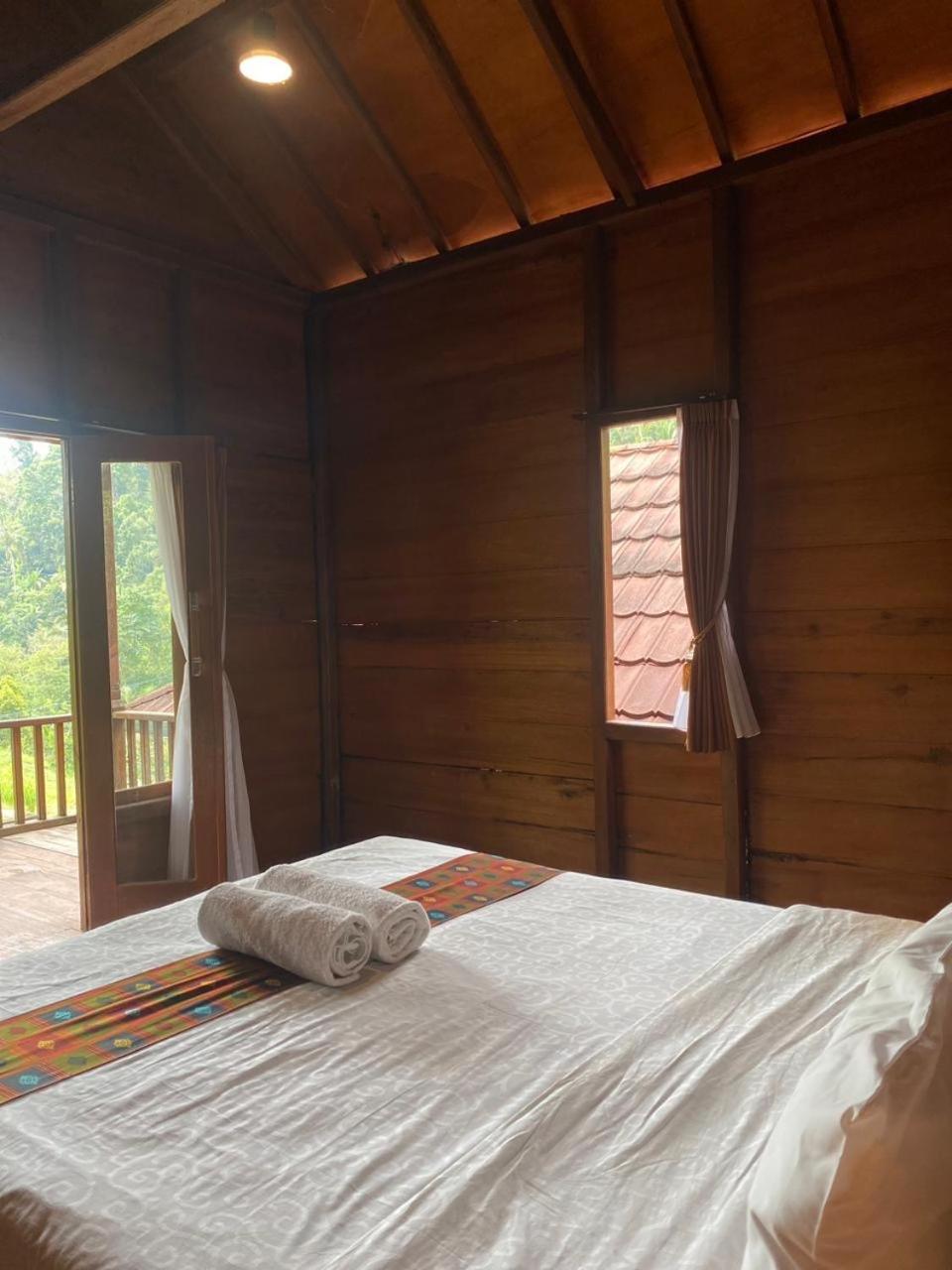 Uma D'Nyuh Homestay Singaraja Esterno foto
