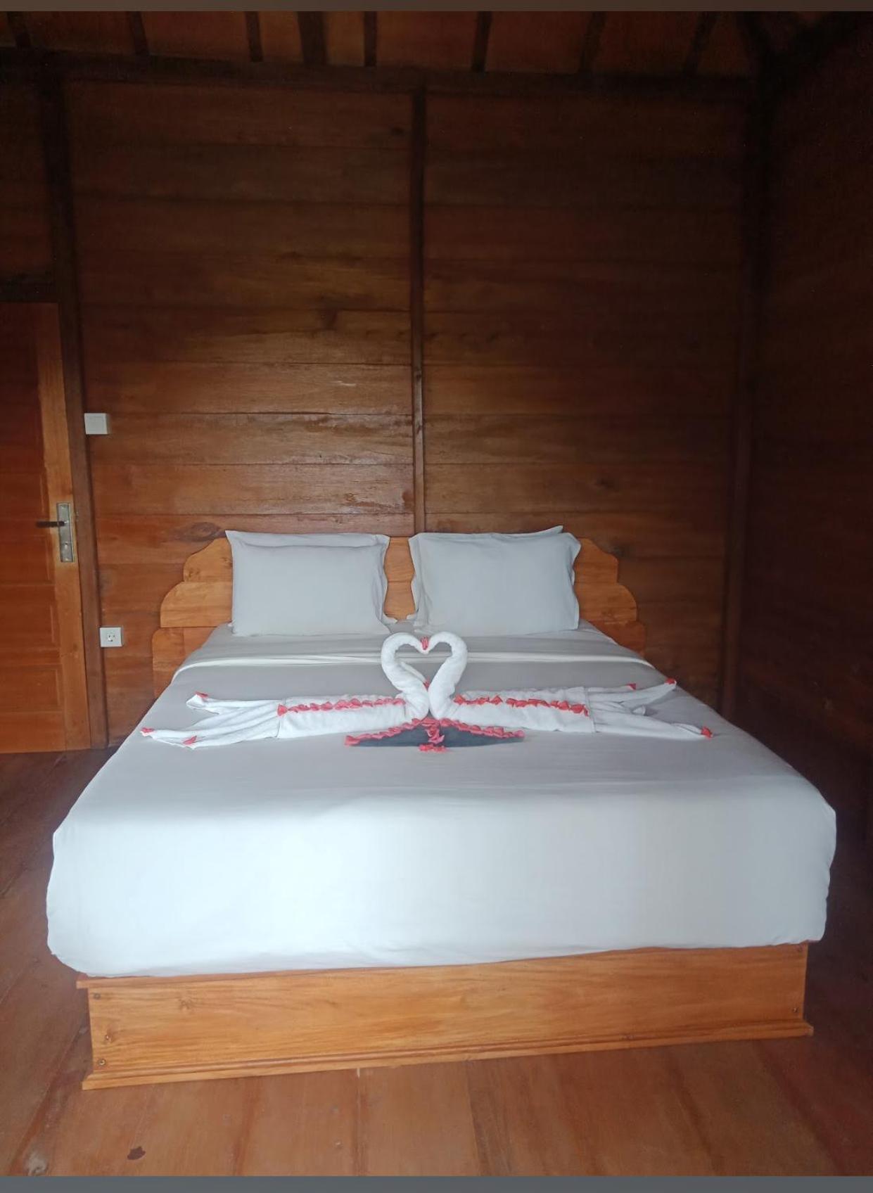 Uma D'Nyuh Homestay Singaraja Esterno foto