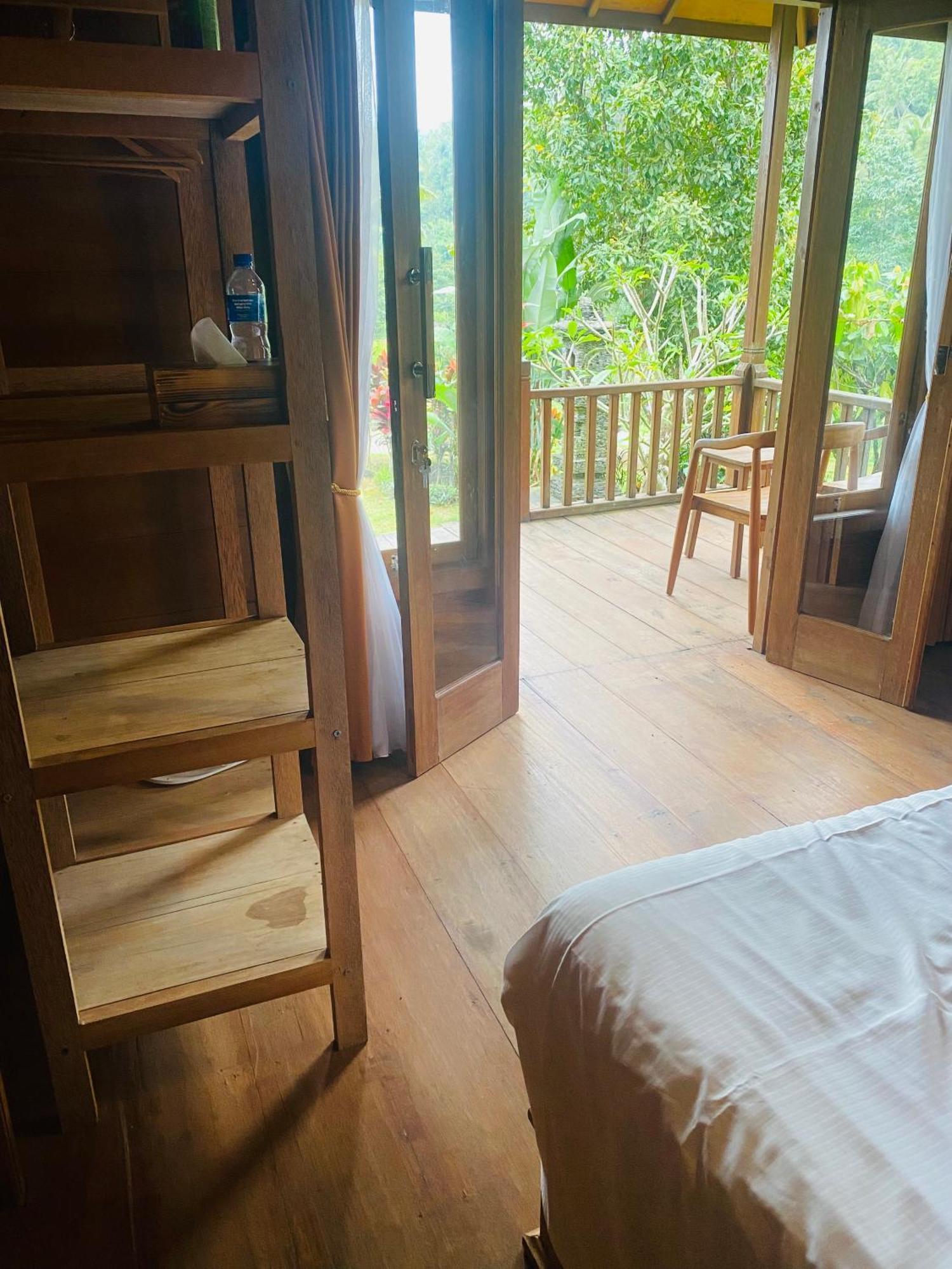 Uma D'Nyuh Homestay Singaraja Esterno foto