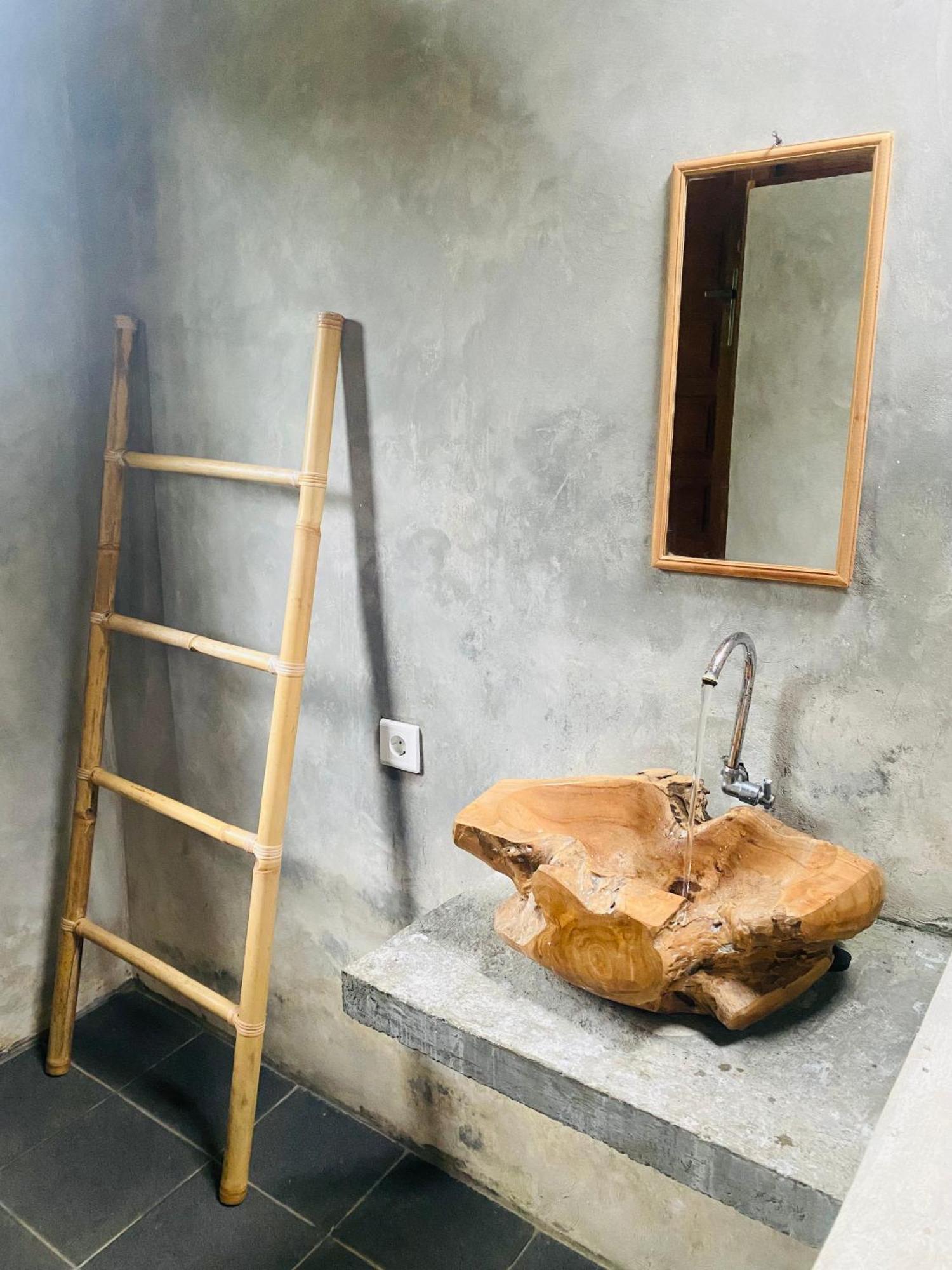 Uma D'Nyuh Homestay Singaraja Esterno foto