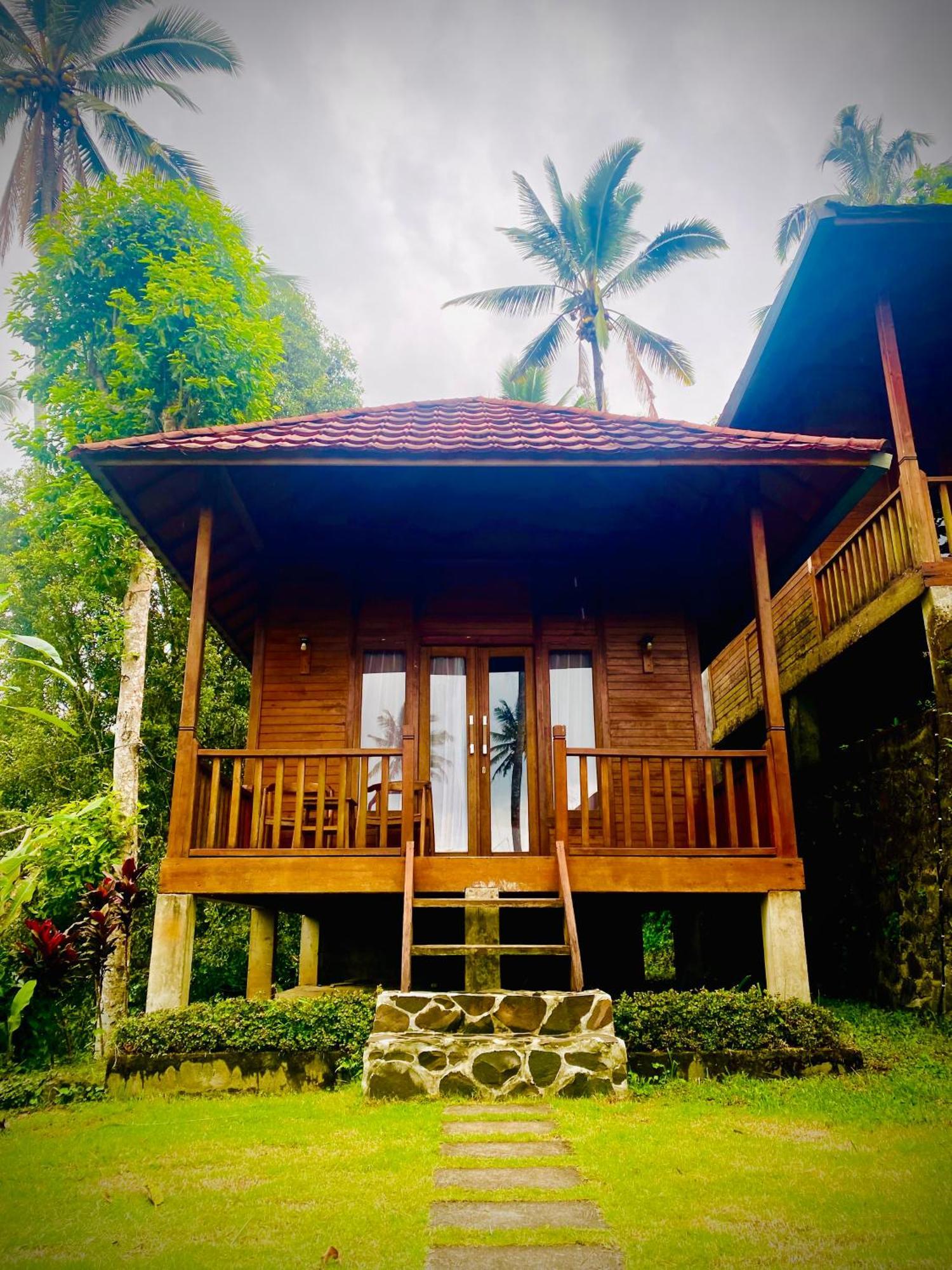 Uma D'Nyuh Homestay Singaraja Esterno foto